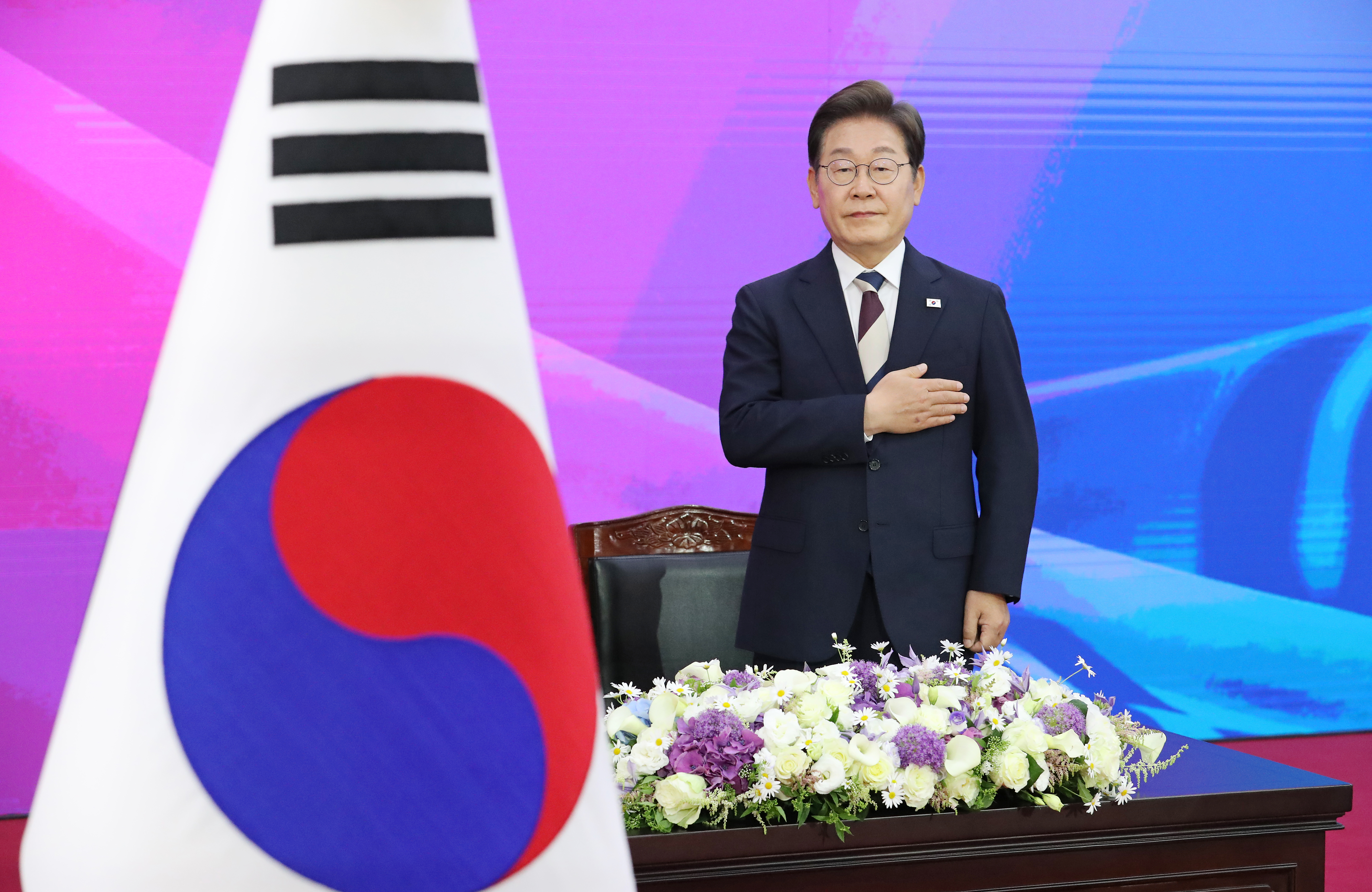 [여론조사] 이 대통령 국정운영 ‘잘한다’ 63%…<br>조국 사면은 ‘48 대 47’