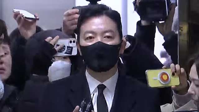 [속보] ‘체포영장 집행 방해’ 혐의 김성훈 경호처 <br>차장 경찰 출석