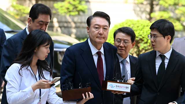 윤 전 대통령 첫 공개 출석<br>…말 없이 법정으로