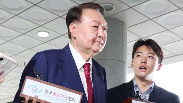 尹, 내란특검 2차 출석…오늘도 취재진 질문에 <br>묵묵부답