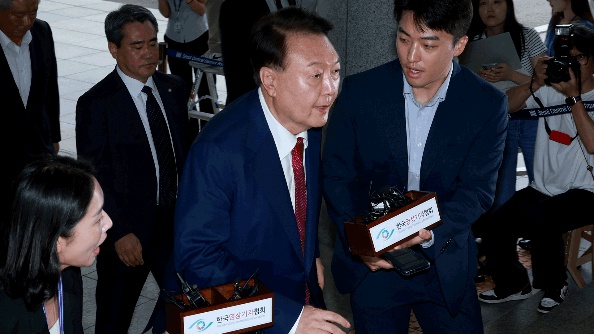[속보] 특검, “윤 전 대통령 오후 11시 30분 열람 종료하고 귀가”