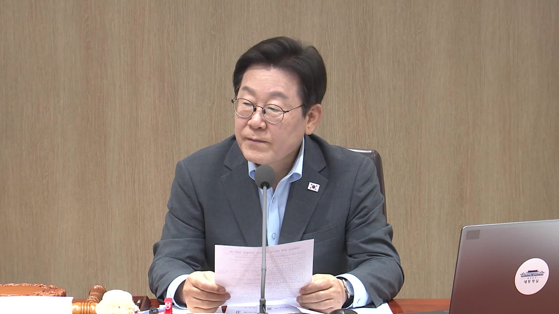 이 대통령 “위안부 합의 번복, 바람직하지 않아…<br>일본 매우 중요 존재”