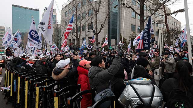 체포적부심 앞두고 윤 대통령 지지자 중앙지법 앞 집결