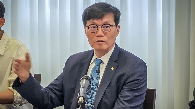 이창용 “환율 예단 어려워…<br>정치 불확실성 빨리 끝내야”