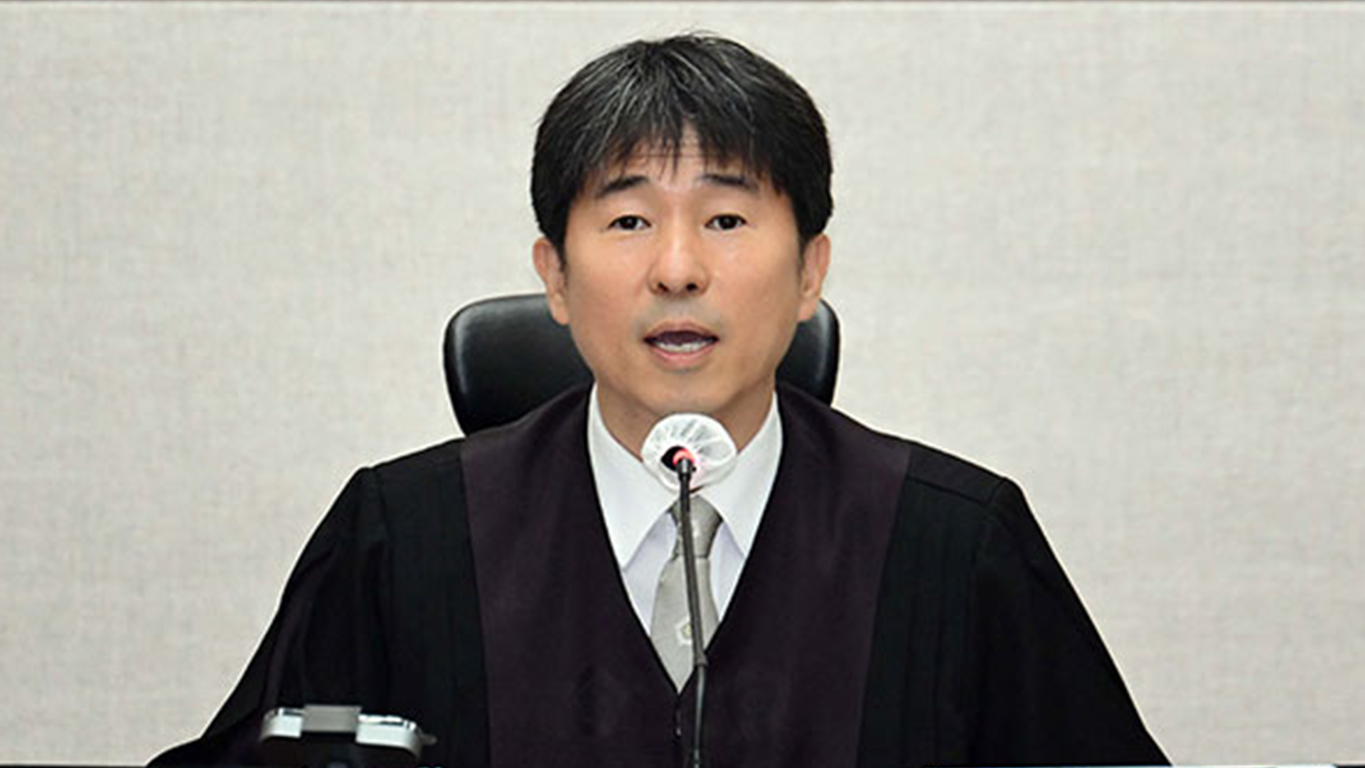 윤석열 또 묵묵부답 입장…지귀연 “접대 의혹 사실<br> 아냐”