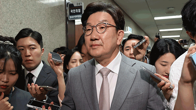 [속보] 권성동 “원내대표 사퇴…책임 회피할 생각 <br>없어”
