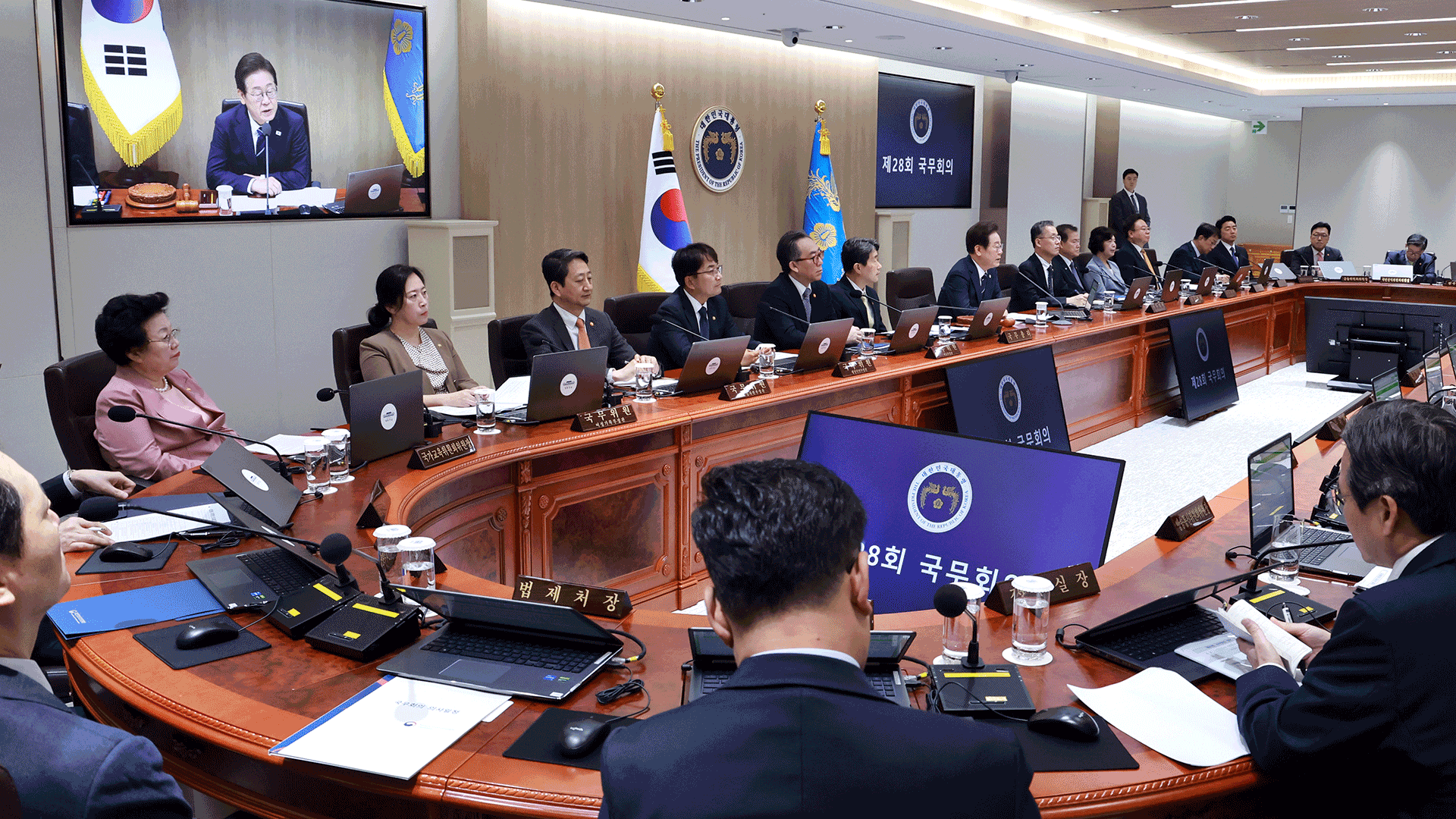 이 대통령 “임명된 권력, 국민이 선출한 권력 존중해야”