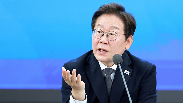 [속보] 법원, 이재명 대통령 ‘법카 유용 의혹’ <br>재판 연기…기일 추후 지정