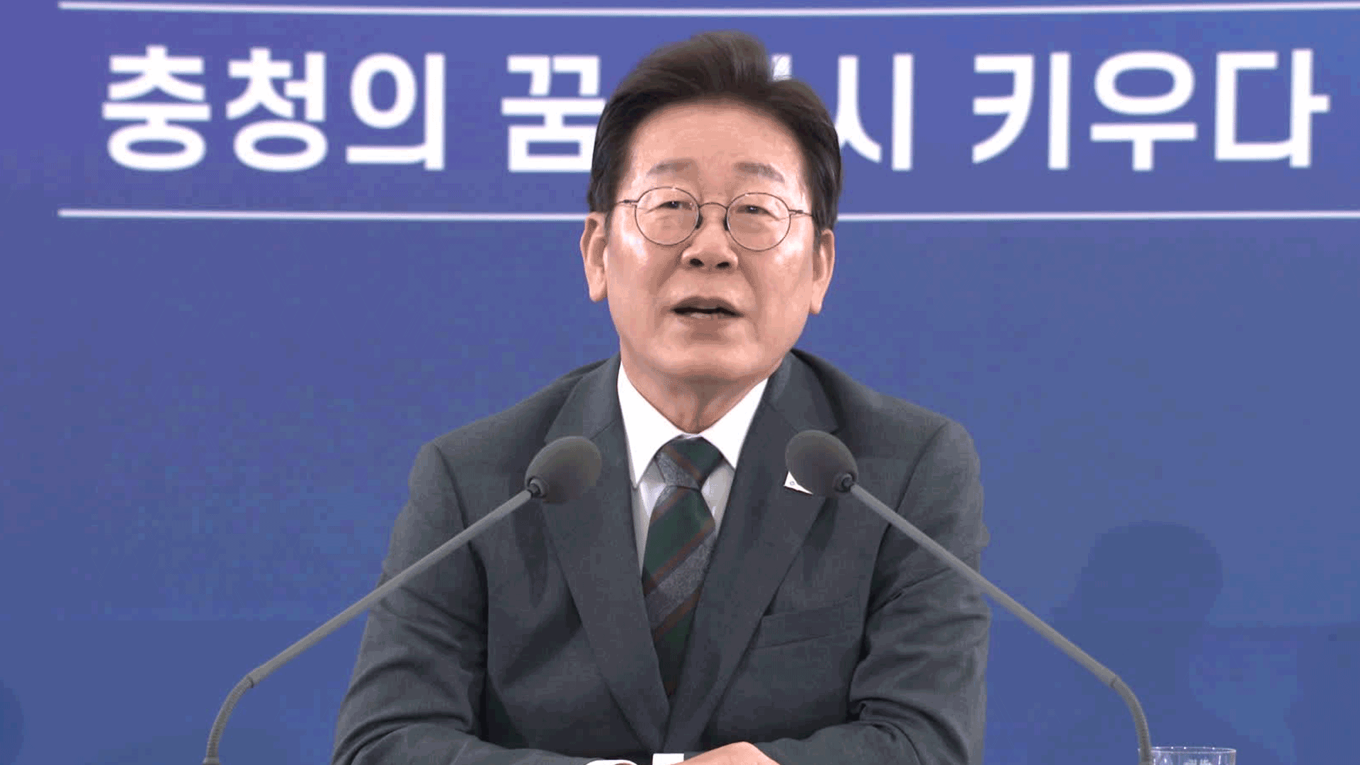 ‘균형 발전’·‘채무 탕감’ 문제 <br>꺼낸 이 대통령…“토론해 보자”